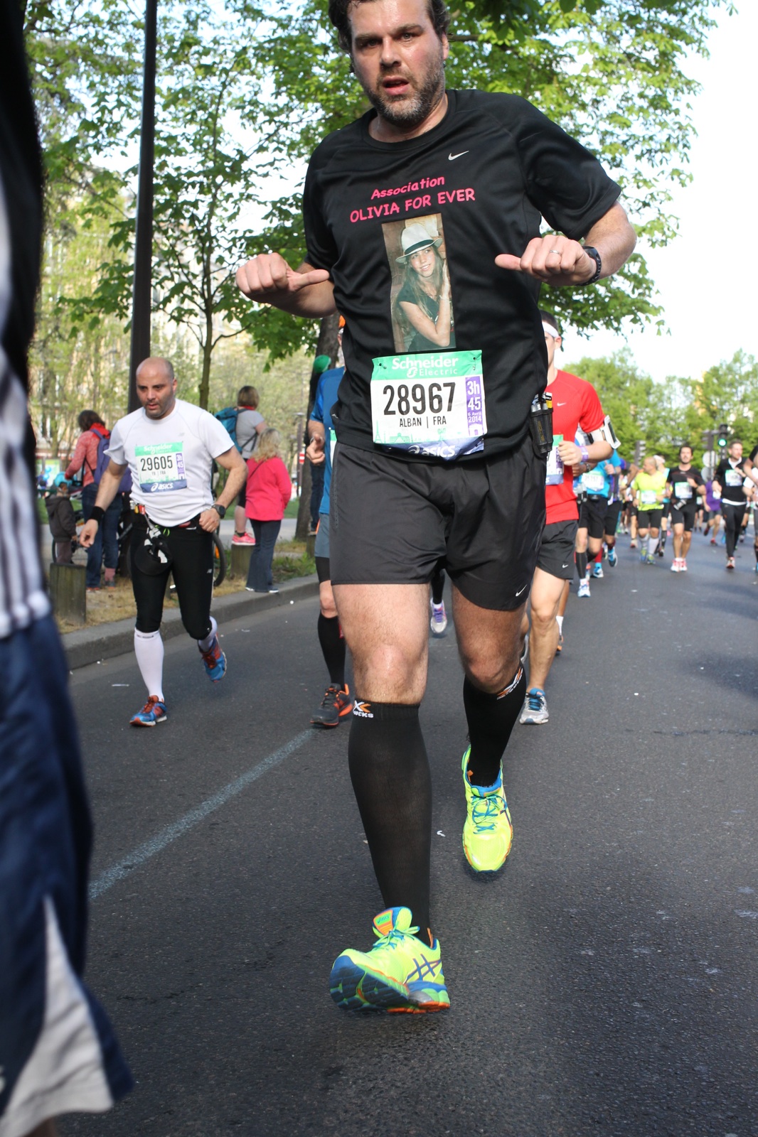 COURIR POUR OLIVIA FOR EVER.  Plusieurs coureurs, aux couleurs de notre association,  ont participé au 38ème Marathon de Paris